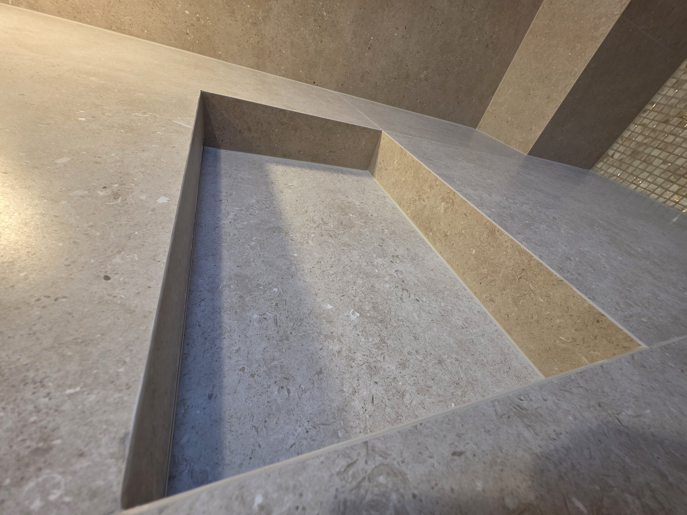 Large-format shower floor with precise fall toward the drain
